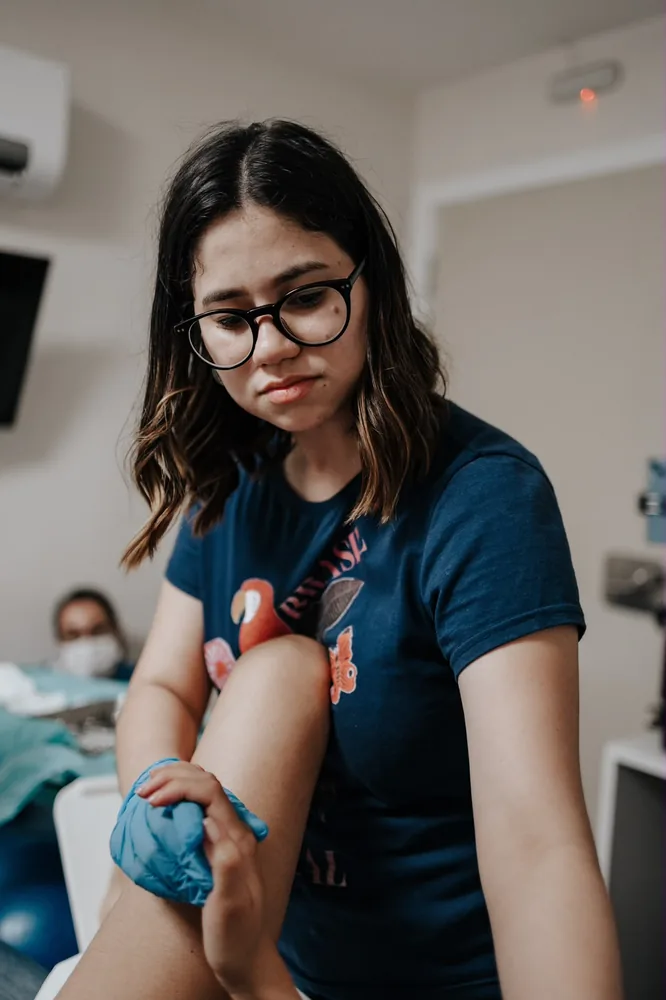 Isabella cuidando de uma gestante no trabalho de parto